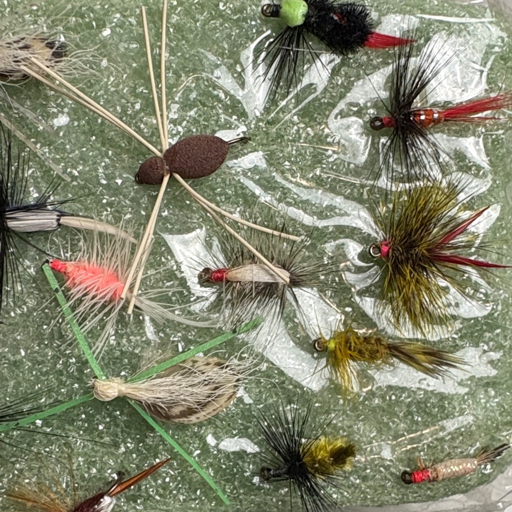 26 Homemade Assorted Fishing Flies Set - Picture 2 of 12